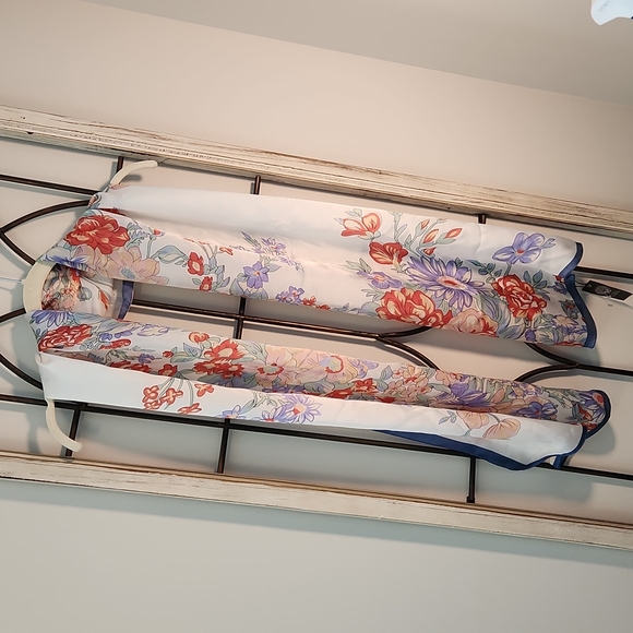 💥 HOST PICK 💥 Vince Camuto Silk Floral Scarf about 18" x 70" - Picture 4 of 7